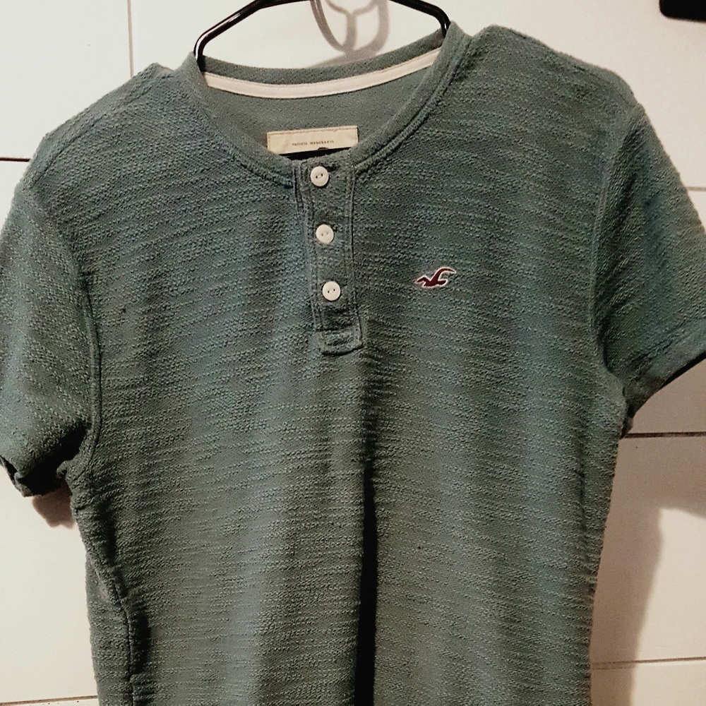 Guys hollister shirt size small.
